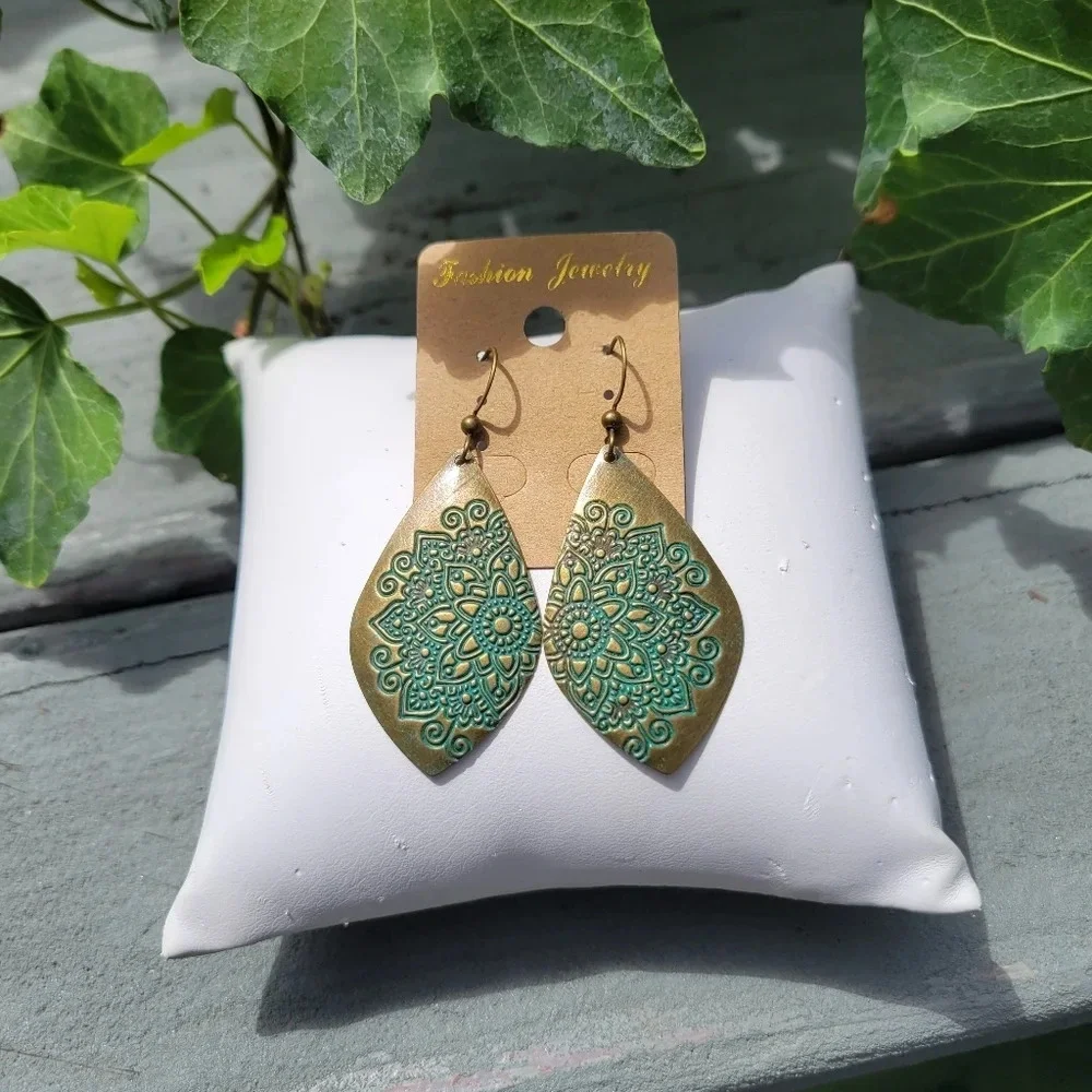 NEW | Antiqued Bronze Carved Flower Earrings‎